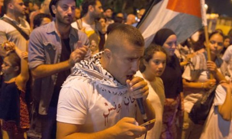 הפגנה נגד צוק-איתן ביפו. סתימת פיות [צילום: פלאש 90]