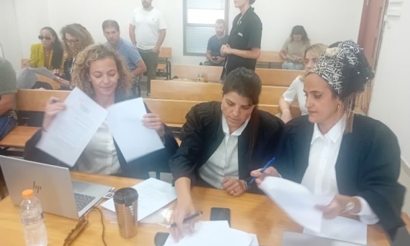 שולחן התביעה במשפט פישר. משמאל: שירה קני-טל