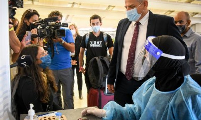 השר הורוביץ בנתב"ג [צילום: פלאש 90]