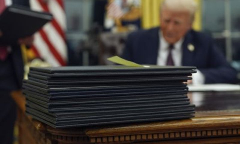 דונלד טראמפ חותם על צווים נשיאותיים [צילום: אוון ווצ'י, AP]