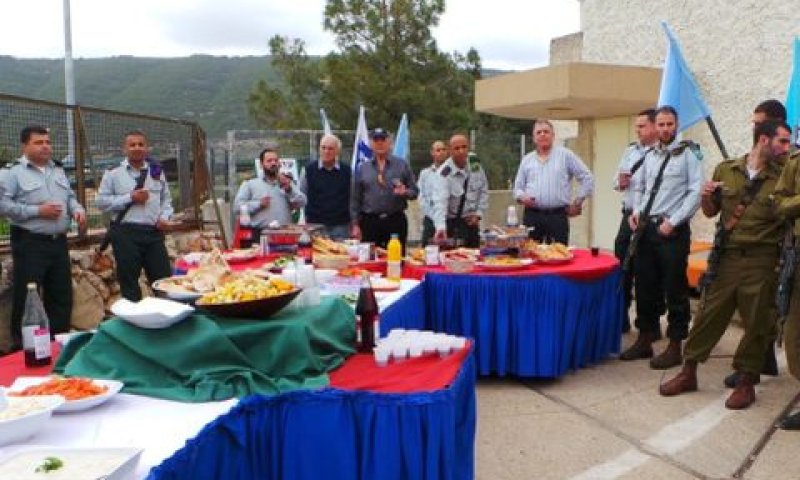 יזם המרכז האקדמי וראשי המרכז עם מפקד החטיבה והחיילים המצטיינים [צילום: מרכז אקדמי כרמל, יחסי ציבור]