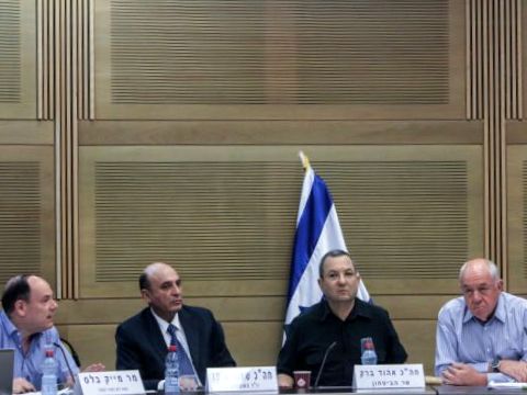 מייק בלס בפינה השמאלית [צילום: פלאש 90]