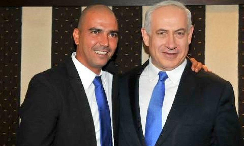 נתניהו ורביבו. האם גם צבע העניבה תואם מראש? [צילום: אלי בוכריס]