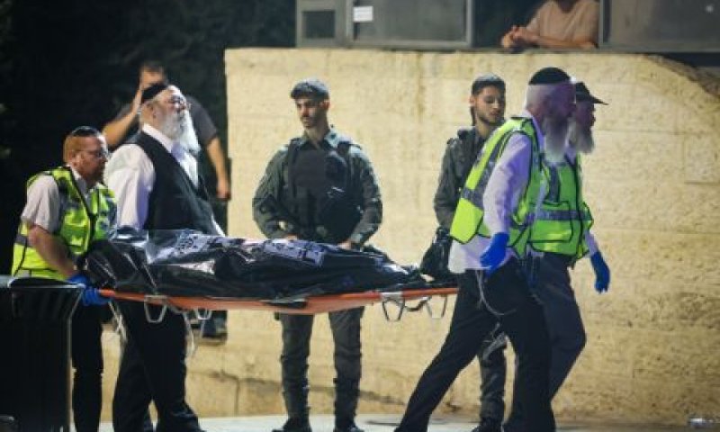 פינוי גופת המחבל מזירת הפיגוע בשער שכם [צילום: חיים גולדברג/פלאש 90]