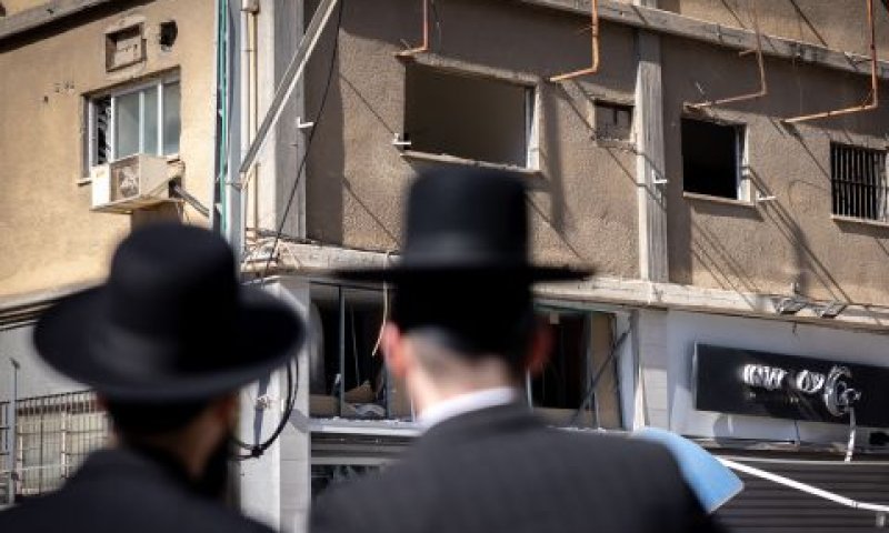 חרדים צופים בנזקי הטיל שפגע ברמת גן [צילום: מרים אלסטר/פלאש 90]