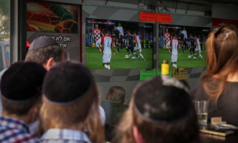 ילדים חרדיים צופים במשחק [צילום: דוד כהן/פלאש 90]