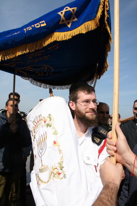 רב בה"ד חיל הים נושא את ספר התורה [צילום: דו"צ]