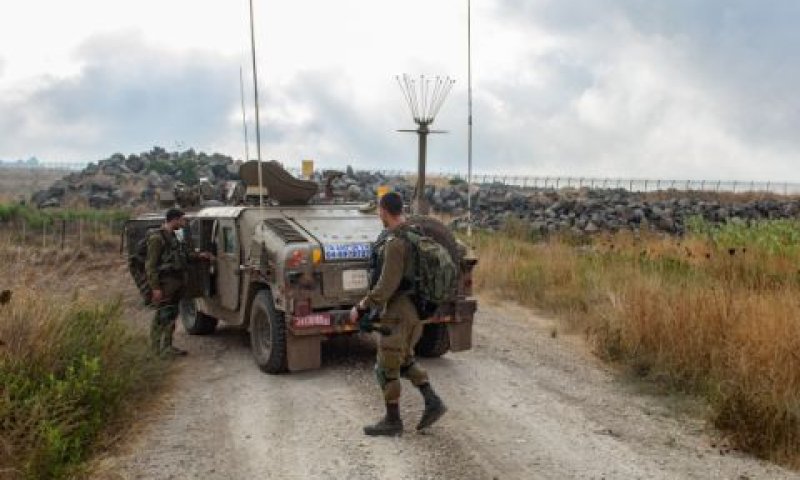 לוחמים על הגביל [צילום: באסל עווידאת/פלאש 90]