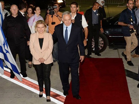 ראש הממשלה ורעייתו בדרכם למטוס, הלילה [צילום: לע"מ]
