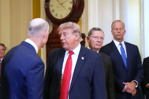טראמם עם הרפובליקנים המורדים: הסנאטור ריק סקוט, רפובליקני מפלורידה, משמאל לימין, הסנאטור ג'ון בארסו, רפובליקני מויויו, ומנהיג הרוב בסנאט ג'ון ת'ון [צילום: AP/ג'קלין מרטין]