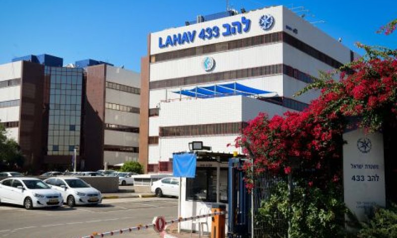 ממש לא "כפפות של משי" [צילום: פלאש 90]