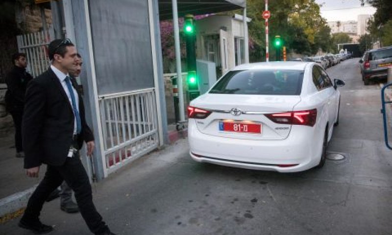 צוות חקירה בבלפור [צילום: יונתן זינדל/פלאש 90]
