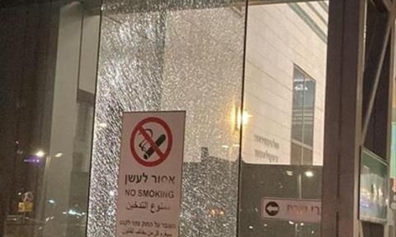 זגוגית מנופצת בבית החולים [צילום: עמאר אסדי]