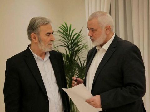 מנהיג חמאס איסמעיל הנייה ומזכ"ל הג'יהאד האיסלאמי זיאד א-נח'אלה. הם שמסרו את מסמך-התשובה לראש ממשלת קטר [צילום: חמאס]