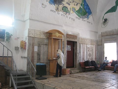 פח אשפה נוסף בבית הכנסת