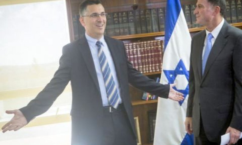 יו"ר הכנסת מקבל את מכתב ההתפטרות של סער [צילום: פלאש 90]