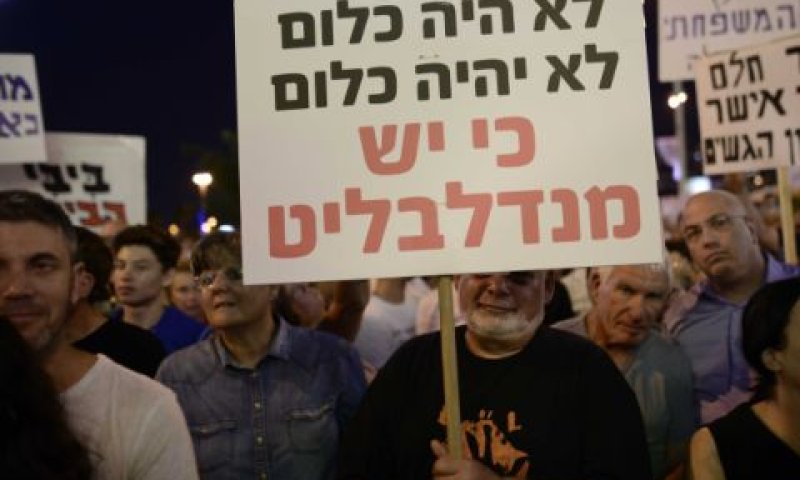 הפגנה בעת חקירות נתניהו [צילום: תומר נויברג, פלאש 90]