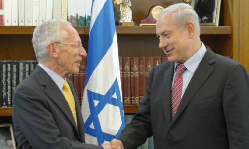 נתניהו מודה לפישר [צילום: פלאש 90]