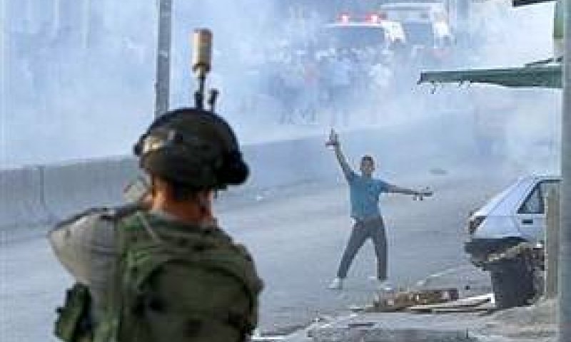 חייל מפזר התפרעות בקלדיה [צילום: AP]