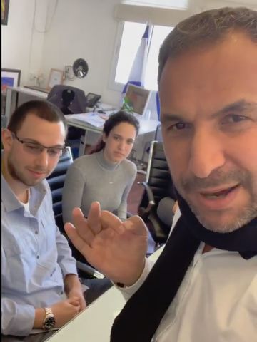 רון קובי עם ראשי נוע תנוע [צילום: עמוד הפייסבוק של רון קובי]