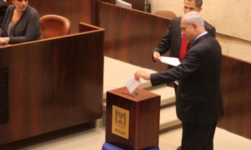 נתניהו מצביע לבחירת המבקר הבא [צילום: דוברות הכנסת]