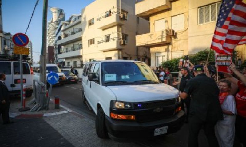 הפגנה בתל אביב מול המלון שבו שוהה בלינקן [צילום: ג'מאל עוואד/פלאש 90]