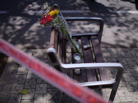 פרחים ונר מחוץ למכון לרפואה משפטית [צילום: תומר נויברג, פלאש 90]