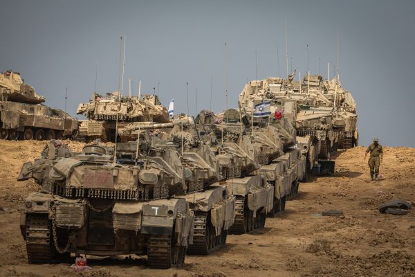 עוצרים את המתקפה [צילום: פלאש 90]