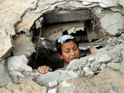מקום פגיעת הטיל בבית הכנסת בנצרים [צילום: AP]