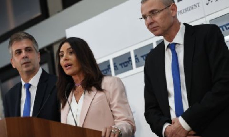 יריב לוין, מירי רגב ואלי כהן בבית הנשיא [צילום: יונתן זינדל/פלאש 90]