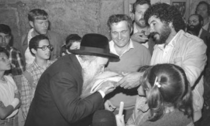 הרב יהודה גץ מנשק דגל שהגיע מימית [צילום: לע"מ]