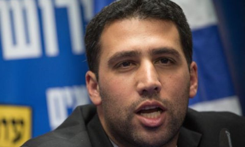 "כגמל שאינו רואה דבשתו". אלעד מלכא [צילום: הדס פרוש/פלאש 90]