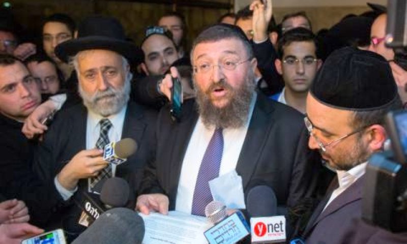בן צור (במרכז). חשד לפלילים [צילום: פלאש 90]