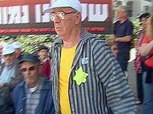 ניצולי שואה בהפגנה