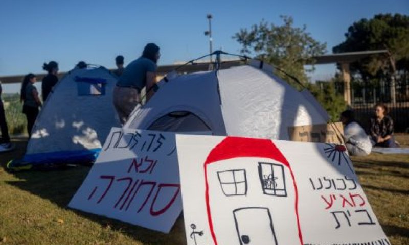 אוהלי מחאה מול הכנסת [צילום: יונתן זינדל/פלאש 90]