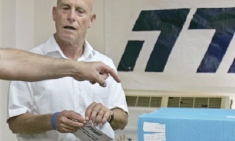 אילון מצביע בגבע כרמל [צילום: AP]