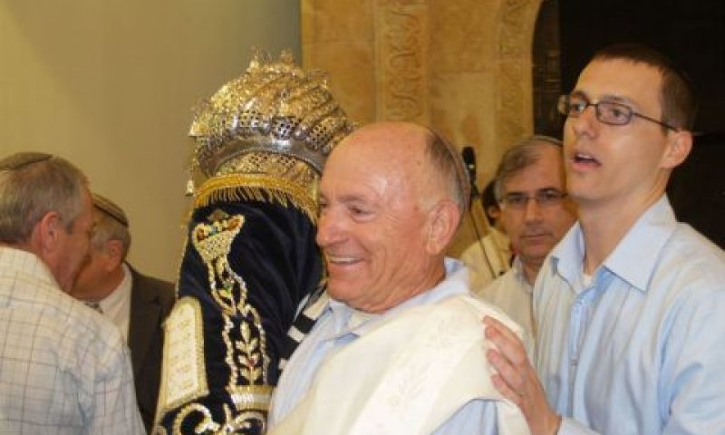 אורי וינברג, אביהם של דרור ושי, עם בנו מתן [צילום: איציק רחמים]