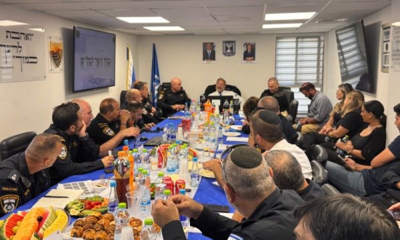 בן-גביר עם השוטרים. 80 תקנים חדשים [צילום: תקשורת השר]