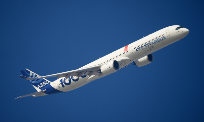 מטוס איירבוס A350-1000 מופיע בתערוכה האווירית בדובאי [צילום: אלטף קדרי/AP]