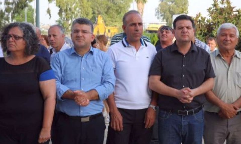 חברי כנסת ערבים מפגינים מול משטרת חיפה