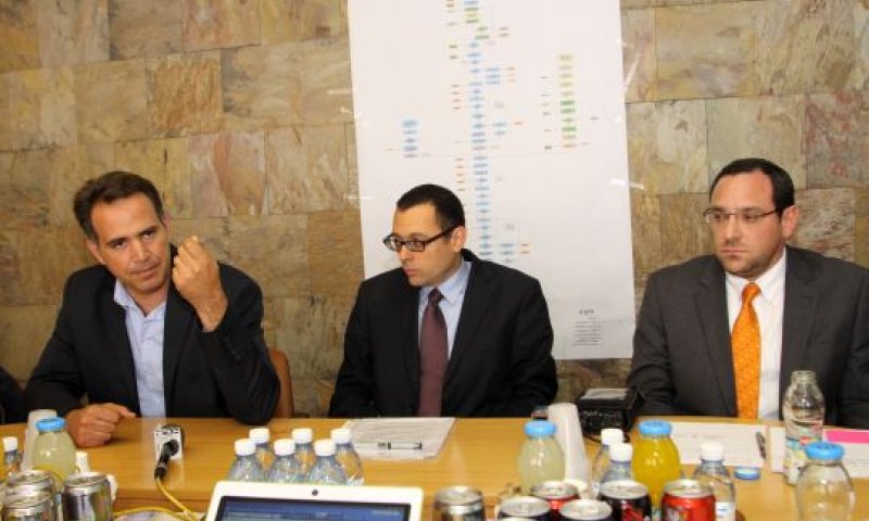 משמאל לימין: מנכ"ל משרד המשפטים ד"ר גיא רוטקופף, מזכיר הממשלה עו"ד צבי האוזר, מנכ"ל הכנסת עו"ד דן לנדאו [צילום: יצחק הררי]