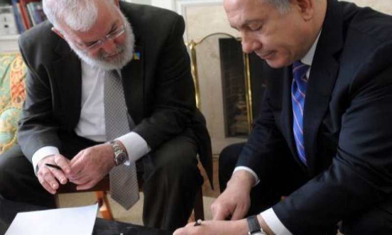 נתניהו ועמידרור בקנדה. מלטש את הנאום [צילום: לע"מ]