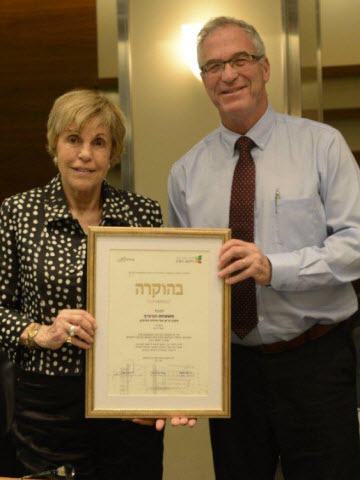 ד"ר ערן הלפרן – מנהל מרכז רפואי רבין (בתי החולים בילינסון והשרון) עם דליה הורביץ [צילום: יובל חן]