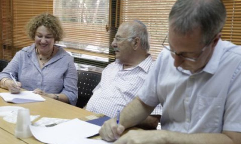 מימין לשמאל - מנהל הספרייה הלאומית אורן ויינברג, יור הדרקטוריון דוד בלומברג ואגי משעול [צילום: חנן כהן הספרייה הלאומית]