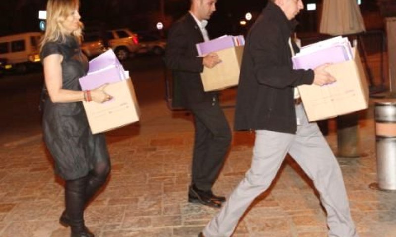 פלמור (משמאל) באחת מעסקאות השחרור [צילום: פלאש 90]