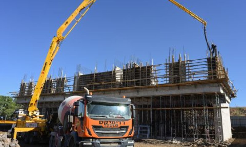 שלט בשתי חברות בנייה [צילום אילוסטרציה: מיכאל גלעדי, פלאש 90]