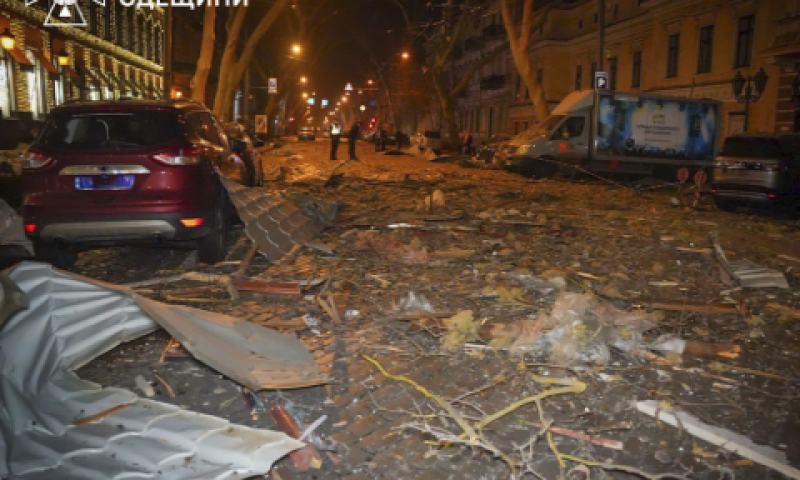 הרס ברחובות אודסה בעקבות מתקפה רוסית [צילום: שירות החירום האוקראיני/AP]