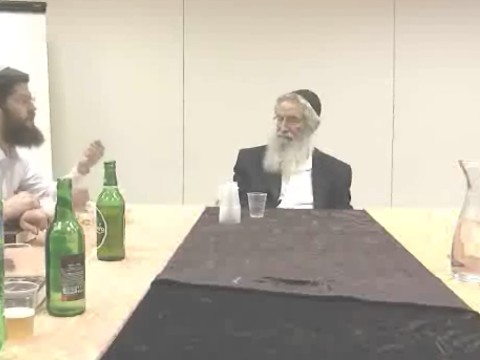 הרב מלמד ותלמידיו בתל אביב [צילום: מתוך צילום השיעור]