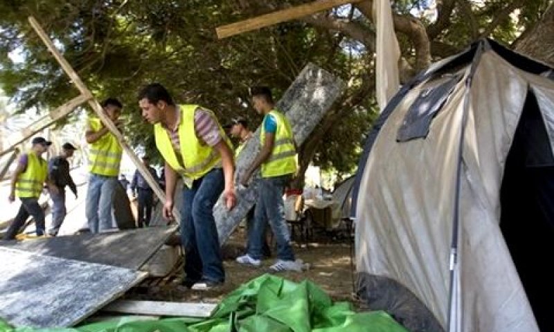 פקחים הורסים מאהלים [צילום: AP]