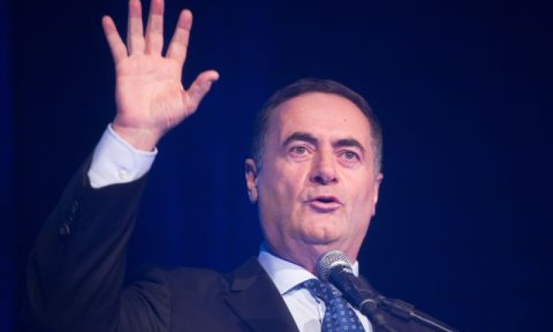 חזר מחו"ל וחתם [צילום: מרים אלסטר/פלאש 90]